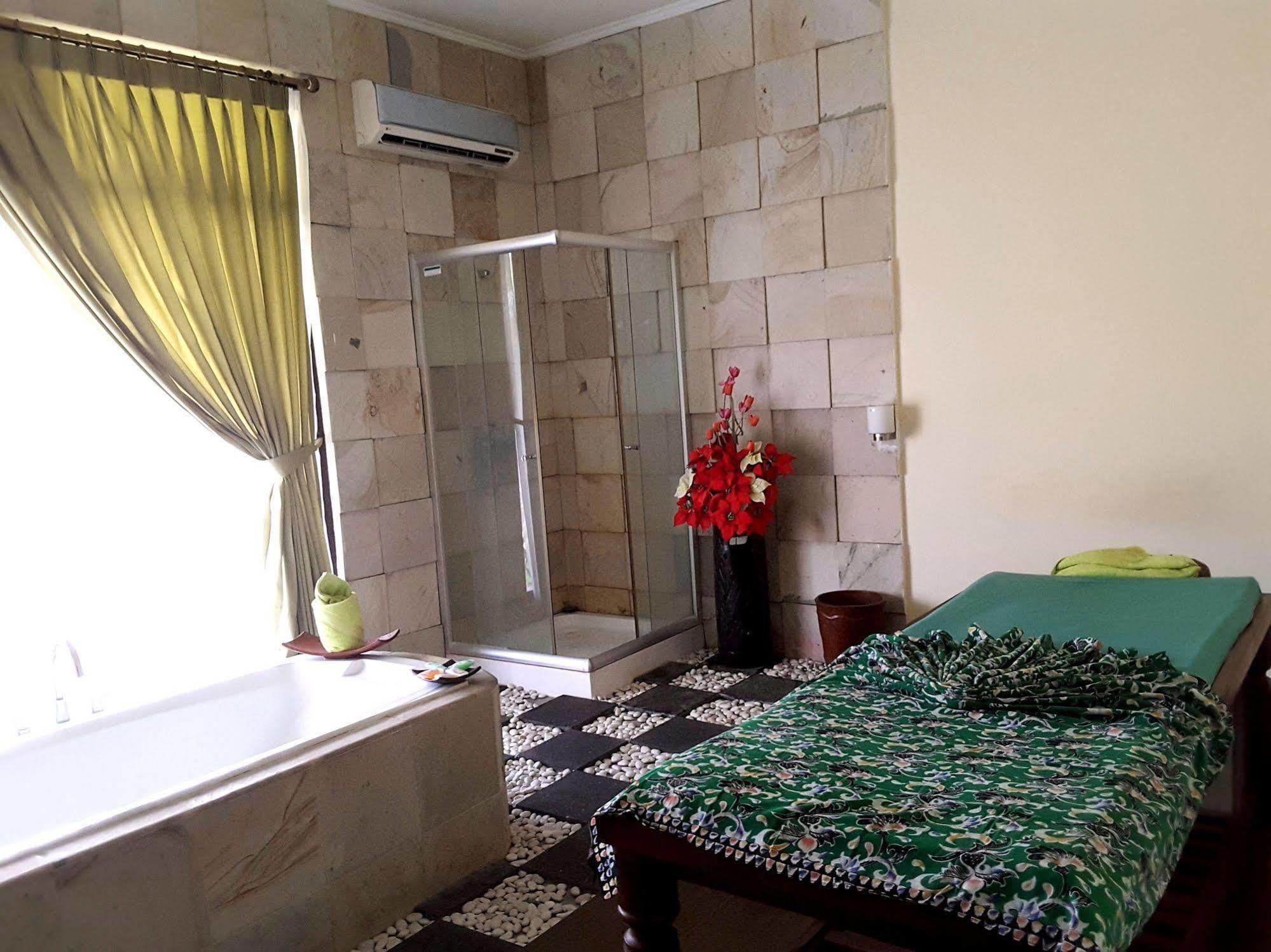 Grand Legi Hotel Mataram Exteriör bild