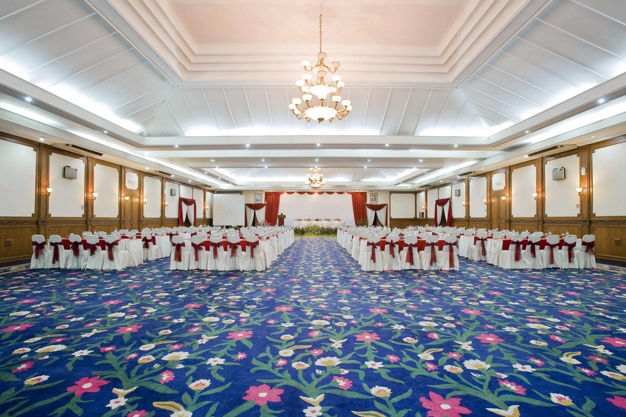 Grand Legi Hotel Mataram Exteriör bild